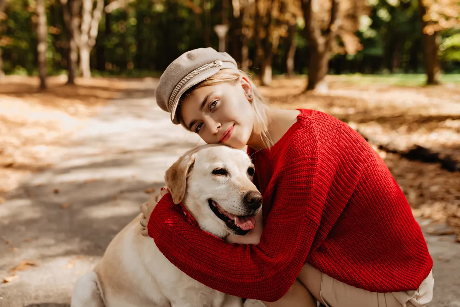 Vrouw met haar oudere labrador